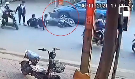Video: Xe máy "kẹp ba" chạy lấn làn, tông trực diện ô tô, nam sinh bị tài xế liên tục đánh vào mặt tại Vĩnh Phúc