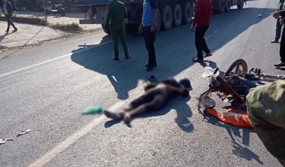 Video: Thanh niên chạy xe máy lấn làn, tông trực diện vào ô tô 16 chỗ ở Lạng Sơn