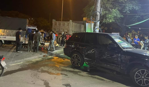 Video: Xe Range Rover móp cửa sau va chạm với ô tô tải ở Hải Phòng