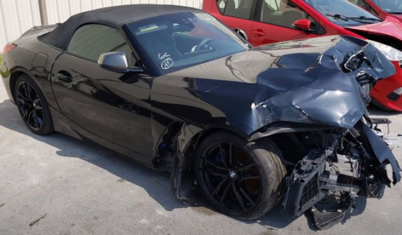 Theo dõi thợ máy người Nga giúp khôi phục chiếc BMW Z4 vỡ nát đầu trong vòng dưới 90 giờ làm việc
