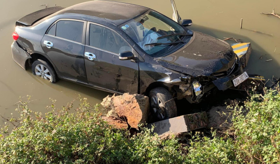 Video: Bị người phụ nữ đi xe máy "tạt đầu", ô tô lao xuống kênh nước tại Bắc Giang