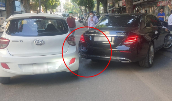Hà Nội: Va chạm với Mercedes-Benz E-Class trên phố, Hyundai Grand i10 vỡ nát 1 bên đầu xe