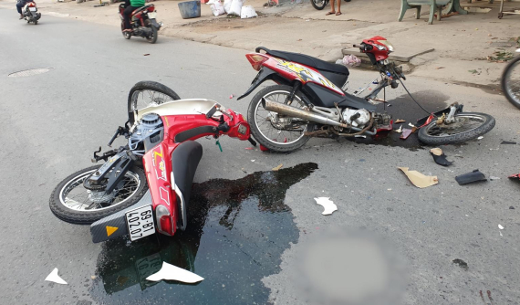 Video: Va chạm với "Su xì po", xe máy Honda Wave RS nát bét, 2 người nguy kịch