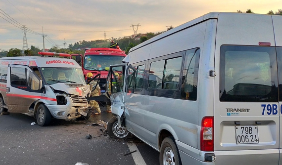 Đắk Nông: Xe cứu thương lấn làn, tông vào xe ô tô khách trên QL14, 2 tài xế bị thương
