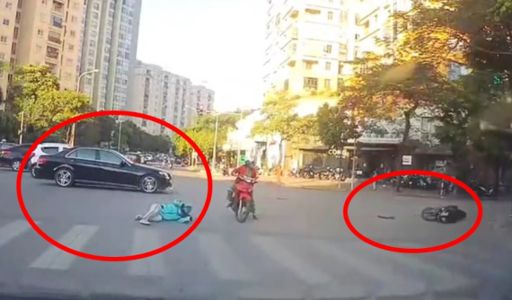 Khoảnh khắc xe Mercedes-Benz tông trúng thanh niên chạy xe máy vượt đèn đỏ ở Hà Nội