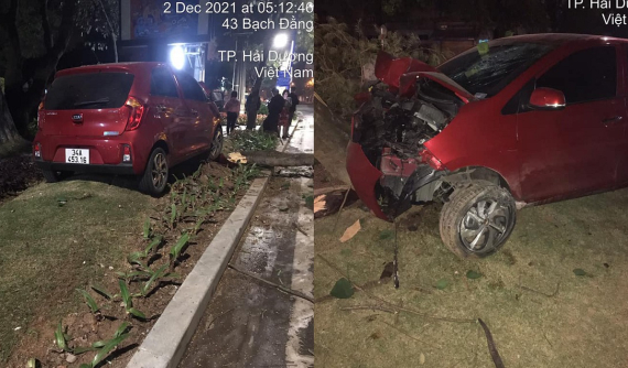 Video: Ô tô Kia Morning tông gãy cây trên vỉa hè khiến 1 người tử vong tại Hải Dương