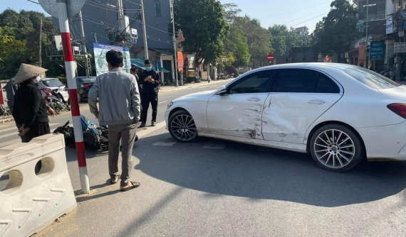 Phú Thọ: Xe máy tông móp cửa xe Mercedes-Benz đang quay đầu