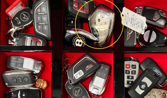 Hoàng Kim Khánh tiếp tục chia sẻ va li chứa chìa khóa, lần này đã có sự xuất hiện của xe Koenigsegg