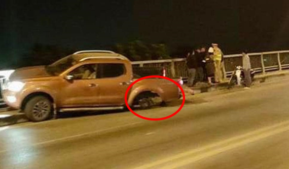Video: Xe bán tải Nissan "rụng bánh" sau khi bị xe Mazda tông từ phía sau, bay lên thành cầu Phùng