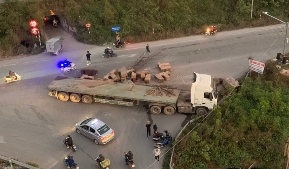 Bắc Giang: Chục khối bê tông rơi khỏi xe đầu kéo, đè tử vong nam công nhân
