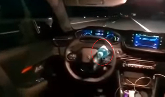 Video: Dùng chai nước kẹp vào vô lăng để đánh lừa hệ thống ADAS của Peugeot 508, người lái nhận cái kết "đắng"