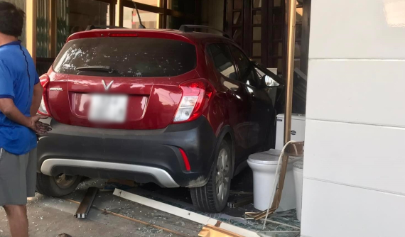 Quảng Ninh: Nữ tài xế lao xe VinFast Fadil vào cửa hàng bán thiết bị vệ sinh