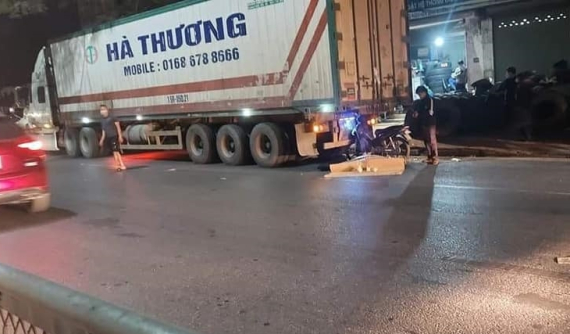 Khoảnh khắc xe máy tông vào đuôi xe container đỗ bên đường, 1 người tử vong tại chỗ