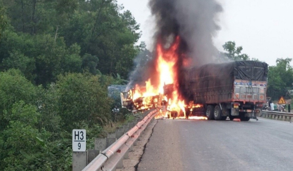 Khoảnh khắc ô tô tải đối đầu xe đầu kéo rồi bốc cháy trên đường tránh Huế khiến 4 người thương vong