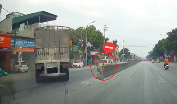 Video: Tài xế lái ô tô con sang đường thiếu quan sát khiến xe tải lao sang làn đường ngược chiều