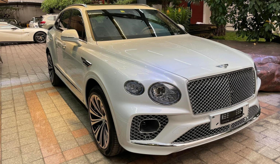 Cận cảnh Bentley Bentayga V8 đời 2021 của Phan Thành mới mua