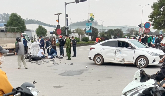 Khoảnh khắc thanh niên chạy xe máy tốc độ cao, đâm sầm vào ô tô đang sang đường ở Thái Nguyên