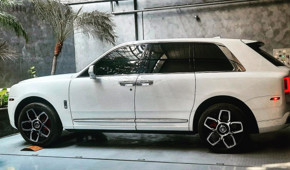 Rolls-Royce Cullinan xuất hiện trong biệt thự nhà Cường "Đô-la", tưởng ai xa lạ hóa ra người quen