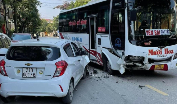 Video quay khoảnh khắc xe ô tô Chevrolet lấn làn, tông trực diện vào xe khách ở Yên Bái