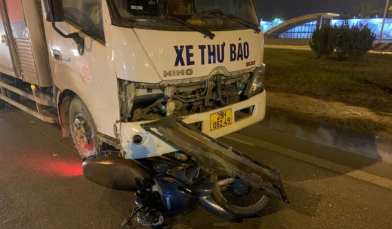 Video quay khoảnh khắc xe thư báo vượt đèn đỏ, tông tử vong cô gái chạy xe máy