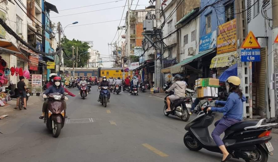 Video: Sau cuộc cãi vã, người phụ nữ lao vào tàu hỏa và bị tông tử vong tại Sài Gòn