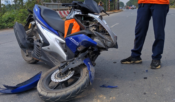 Yamaha NVX 155 gãy phuộc bánh trước sau va chạm với xe tải trên đại lộ Thăng Long, người điều khiển may mắn thoát chết