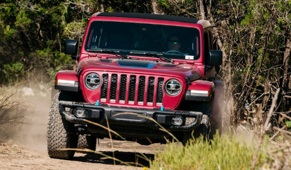 SUV việt dã Jeep Wrangler sơn màu hồng "bán chạy như tôm tươi"