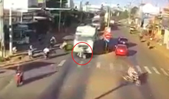 Video: Xe máy chở 4 mẹ con cắt mặt ô tô tải và bị cuốn vào gầm, 1 bé gái 12 tuổi tử vong tại Bình Phước