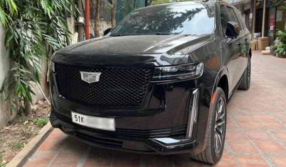 Chờ nhận xe Koenigsegg Regera, Hoàng Kim Khánh mang "cận vệ" Cadillac Escalade chục tỷ đồng ra Hà Nội