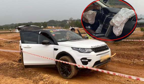 Video quay khoảnh khắc xe Land Rover Discovery trải nghiệm vượt địa hình dẫn đến bung túi khí khoang lái