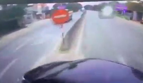 Video: Chuyển làn thiếu quan sát, ô tô con bị xe đầu kéo tông văng vào dải phân cách tại Thanh Hóa