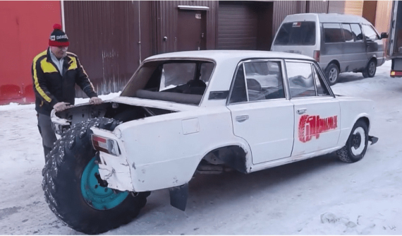 Tức cười trước chiếc Lada tự chế thành xe 3 bánh của người Nga