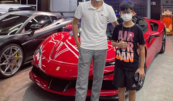 Chuẩn cậu cả thời 4.0, con trai của Đức Huy và Lệ Quyên nhận bàn giao siêu xe Ferrari SF90 Stradale