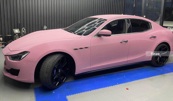 Chủ xe diện áo mới cho Maserati Ghibli để đón Noel, màu sắc không thể nổi bật hơn nữa