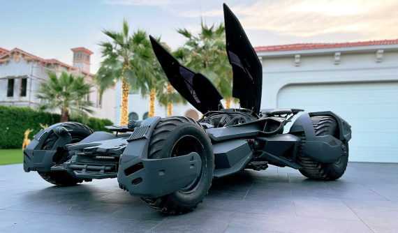 Chiếc Batmobile bản sao 99% này có trang bị động cơ Ford Raptor 700 mã lực, biết phun lửa bắt mắt