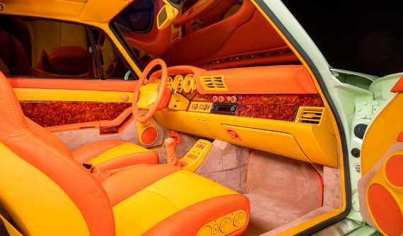 Nội thất của chiếc Porsche 911 Turbo S 1998 này có lẽ là "gai trong mắt" người hâm mộ xe cổ