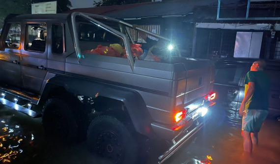 SUV "khủng long" Brabus G700 6x6 giá 17,4 tỷ đồng được dùng để đi cứu trợ nạn nhân lũ lụt