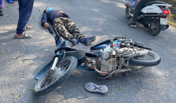 Video: Ô tô Hyundai Accent va chạm với xe máy rồi bỏ chạy khiến 1 người đàn ông tử vong tại Hải Dương