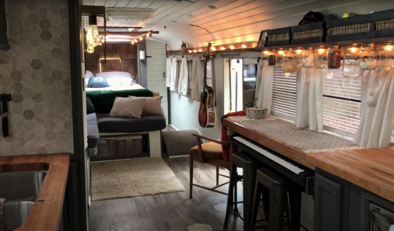 Chàng sinh viên mới tốt nghiệp biến chiếc xe buýt trường học thành ngôi nhà di động với chỉ 10.000 USD