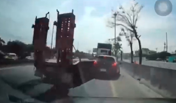 Video: Ô tô con văng vào dải phân cách sau cú va chạm của xe phooc khiến 2 mẹ con bị hất xuống đường