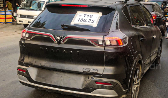 Xe điện của người Việt VinFast VF e34 xuất hiện trên đường phố Đồng Nai với biển tạm