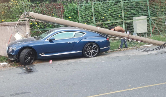 Bentley Continental GT W12 cực hiếm tại Việt Nam gặp tai nạn ở quận 7 khiến phần đầu xe nát bét