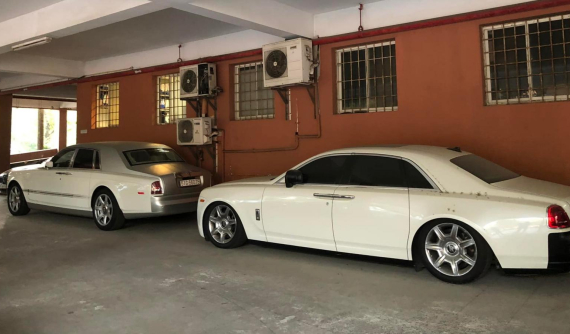 Quá nhiều xe sử dụng, Đặng Lê Nguyên Vũ để hẳn cặp Rolls-Royce ở Hà Nội nhưng chiếc Ghost có dấu hiệu bị hỏng bóng hơi