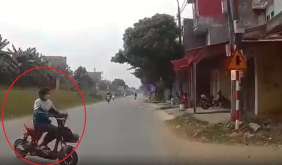 Video: Sang đường khuất tầm nhìn, nữ sinh đi xe máy điện bị ô tô tông văng tại Hải Dương