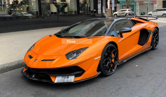 Cận cảnh siêu xe Lamborghini Aventador SVJ mui trần đầu tiên lăn bánh tại Sài thành