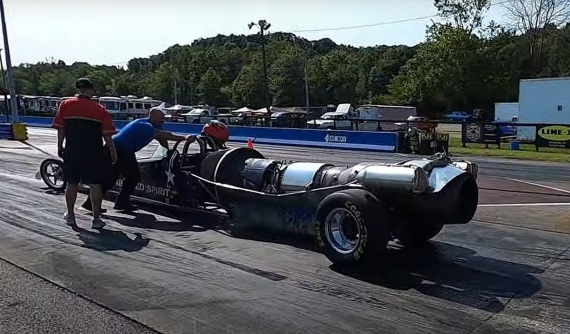 Theo dõi màn tăng tốc đầy "khói và lửa" của chiếc xe đua drag trang bị động cơ phản lực