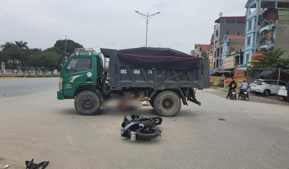 Video: Thanh niên đi Yamaha Exciter trượt ngã vào gầm xe ben, tử vong tại Bắc Ninh