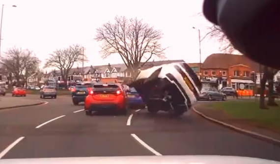 Video: Tông vào đuôi xe con Toyota GR Yaris, SUV hạng sang Land Rover Discovery Sport "ngửa bụng"