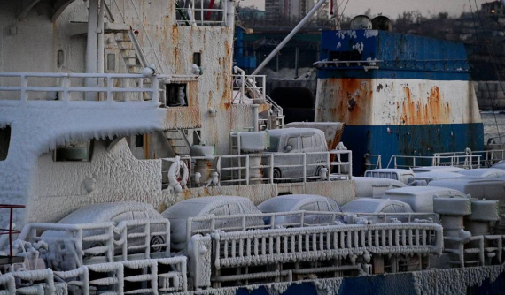 Video: Tàu thủy cập cảng với hàng chục chiếc ô tô Honda và Toyota bị đóng băng