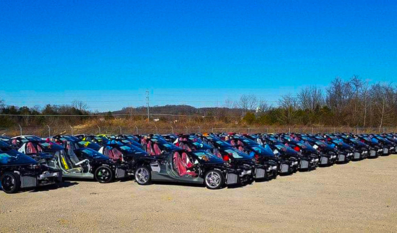 Hàng chục chiếc ô tô Chevrolet Corvette 2022 bị hỏng sau "siêu bão" xếp hàng chờ tiêu hủy